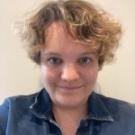 Jeune femme avec des cheveux frisés