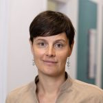 Jeune femme brune aux cheveux courts