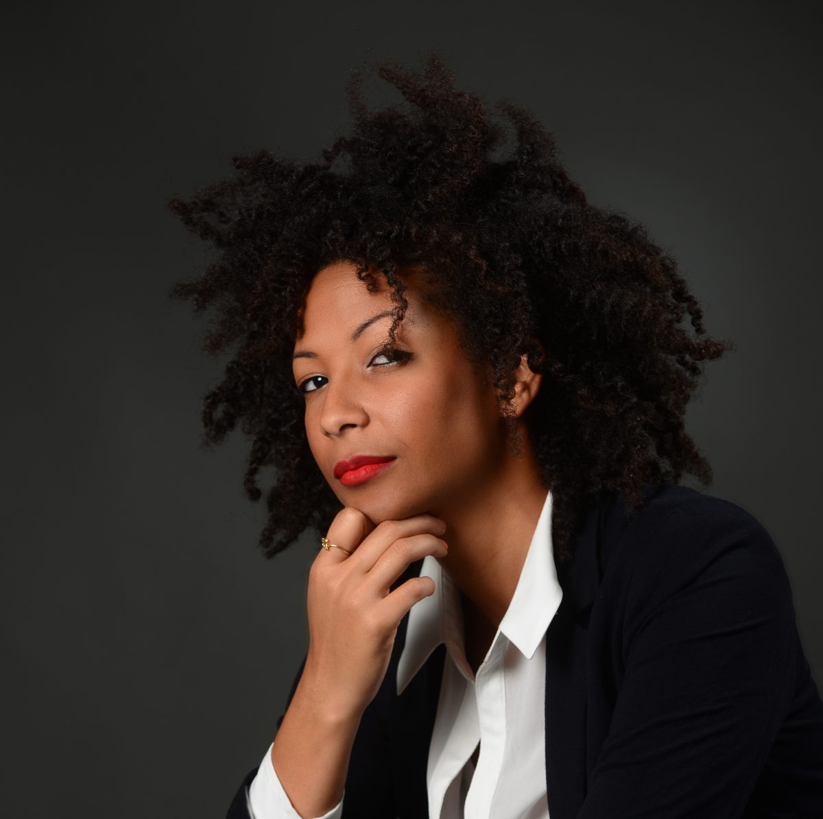 Jeune femme noire avec une large coupe afro
