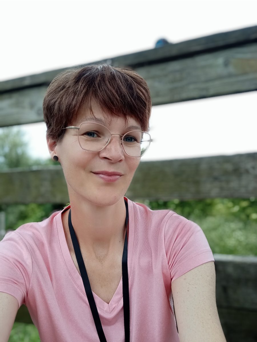 Jeune femme aux cheveux courts avec des lunettes