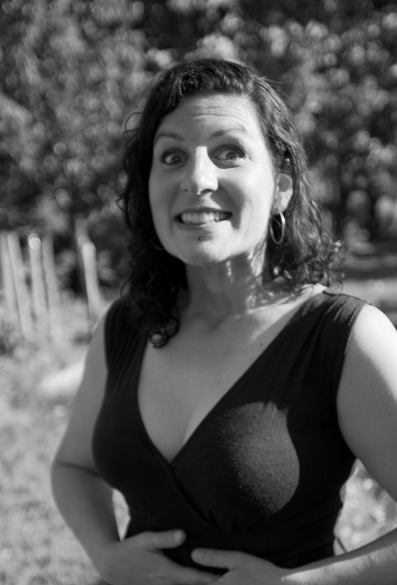 Jeune femme avec joli décollecté très souriante