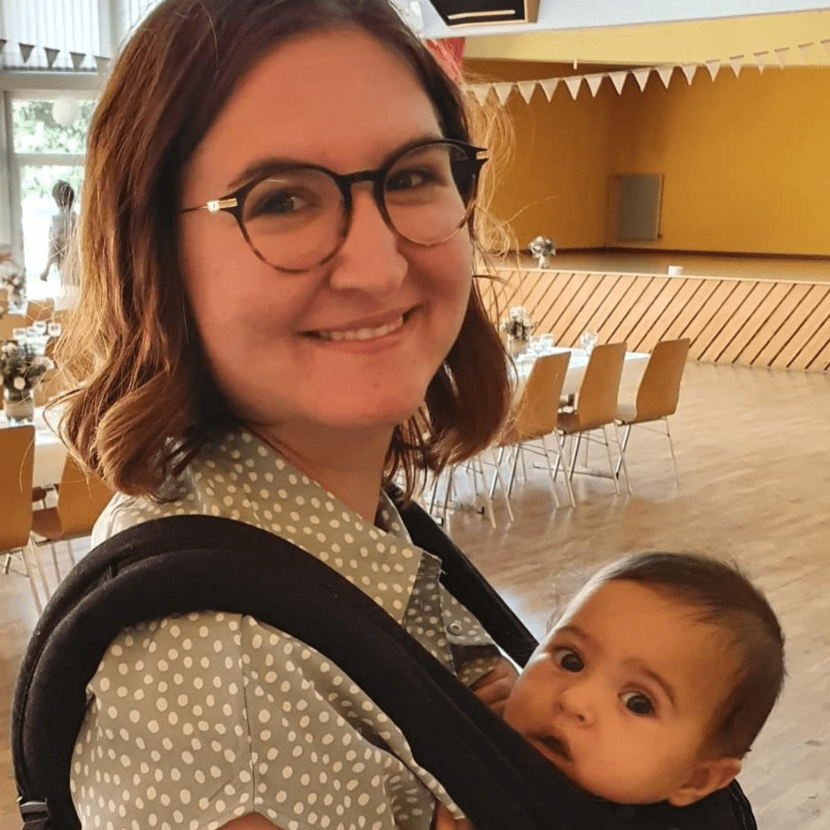 Jeune femme portant un bébé en kangourou