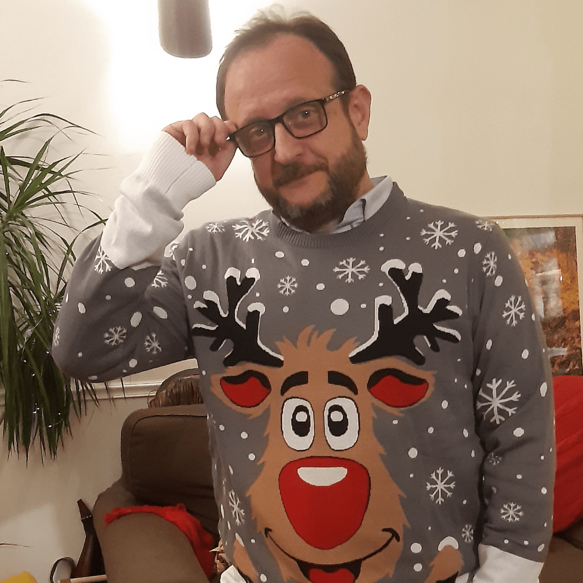 Homme avec un pull de Noel moche
