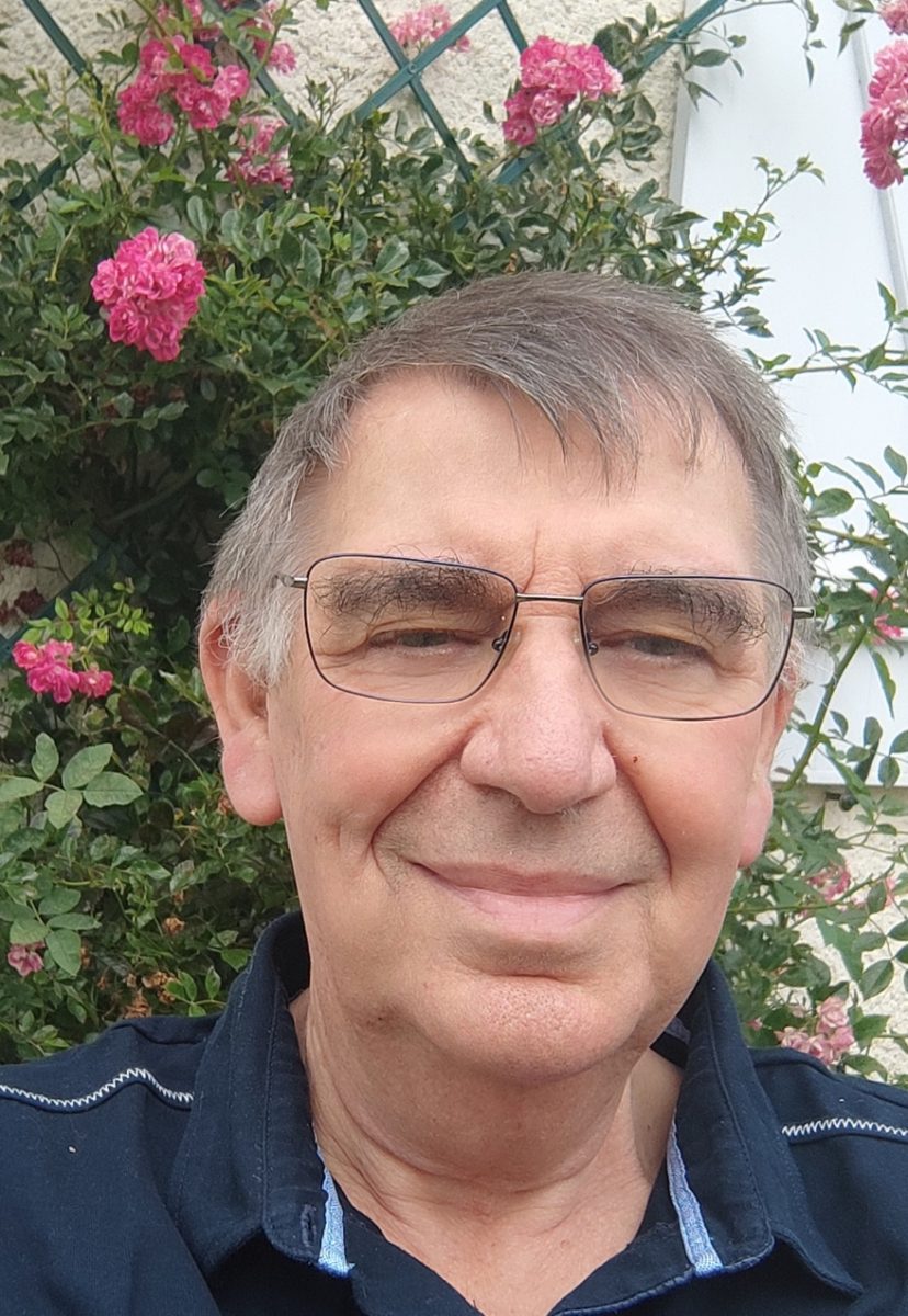 Homme d'un certain âge devant un rosier