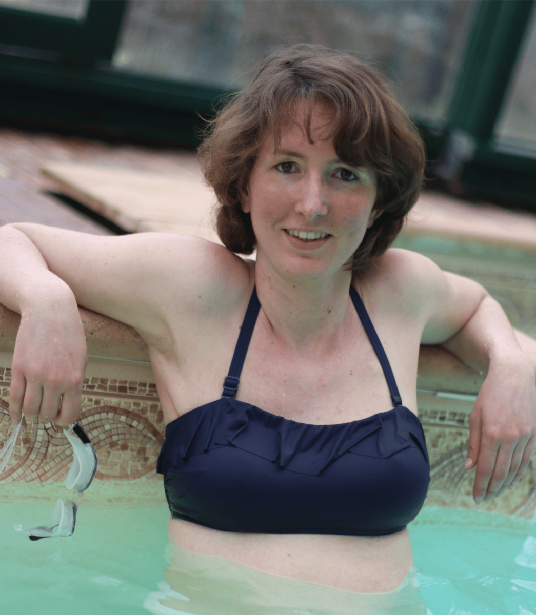 jeune femme en maillot de bain au bord d'une piscine