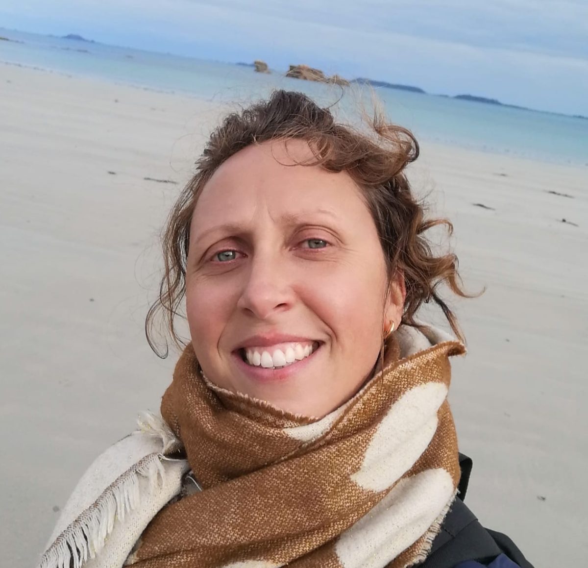 Jeune femme avec une écharpe sur une plage