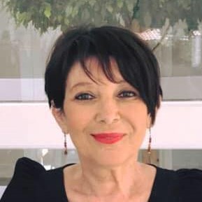 Femme brune avec un joli rouge à lèvres rouge