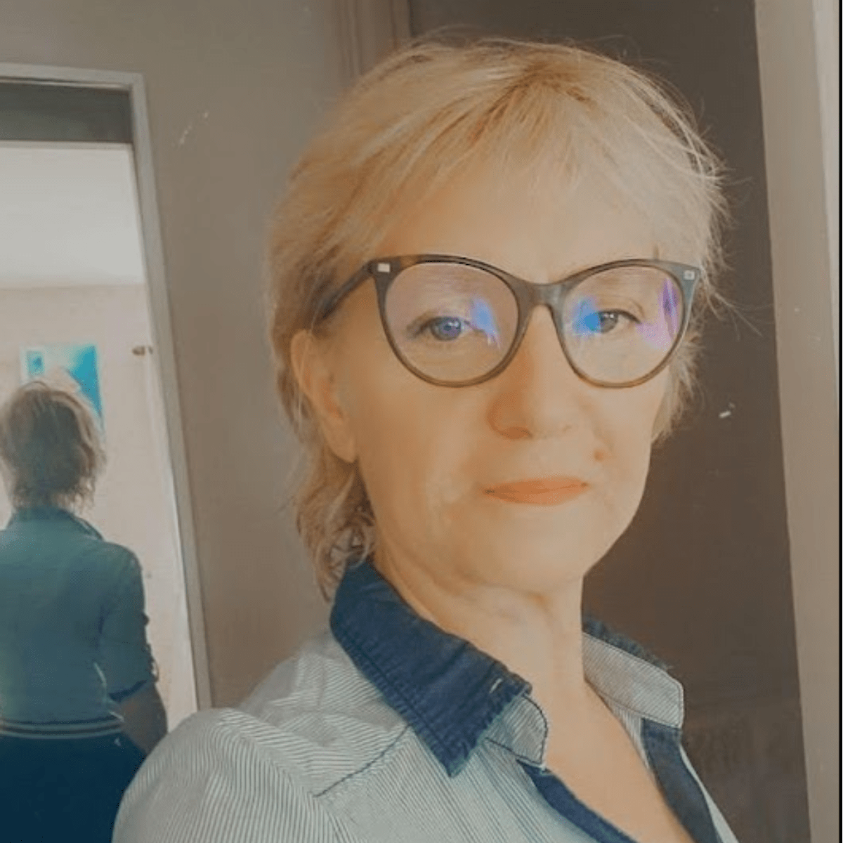 Femme blonde avec une paire de lunettes de vue noire