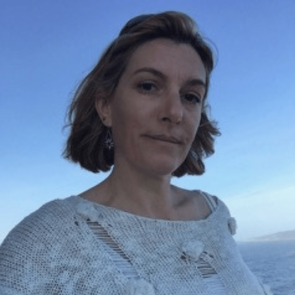 Jeune femme avec un beau ciel bleu derrière