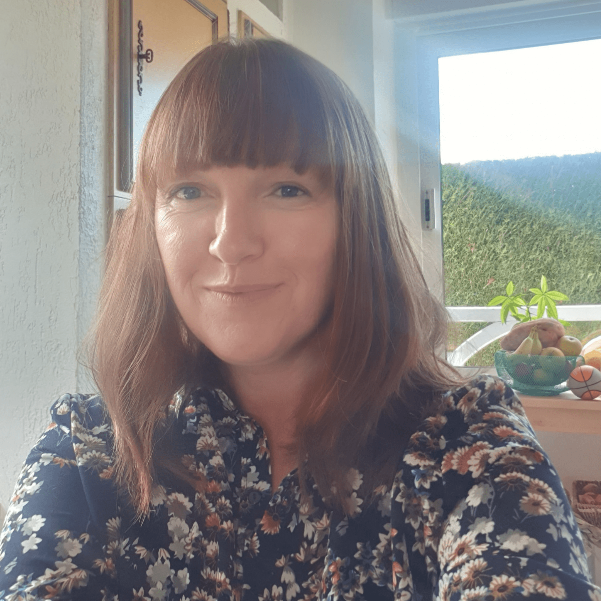 Femme rousse avec une frange