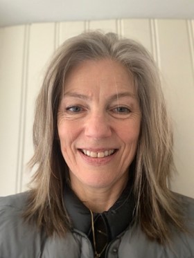 Femme souriante aux cheveux longs gris