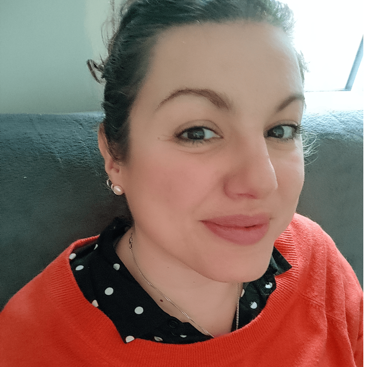 Jeune femme brune avec un pull coquelicot