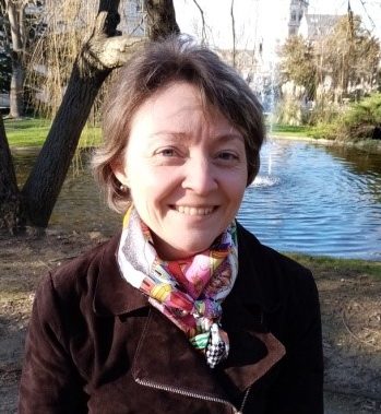 Photo d'une jeune femme avec un lac en arrière plan