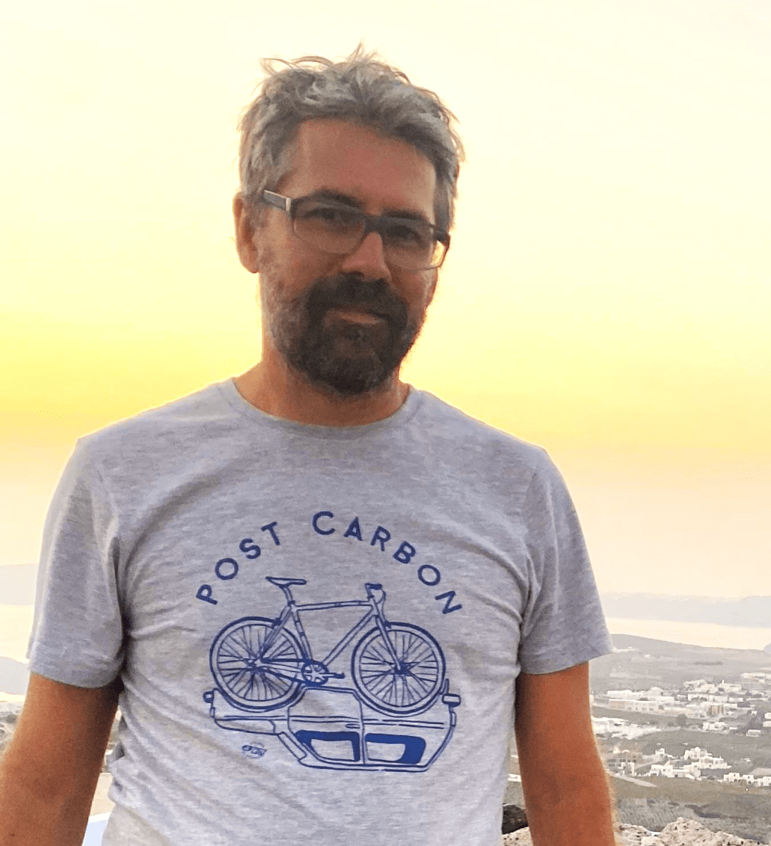 Homme jeune cheveux et barbe grisonnante en tee shirt sur la plage