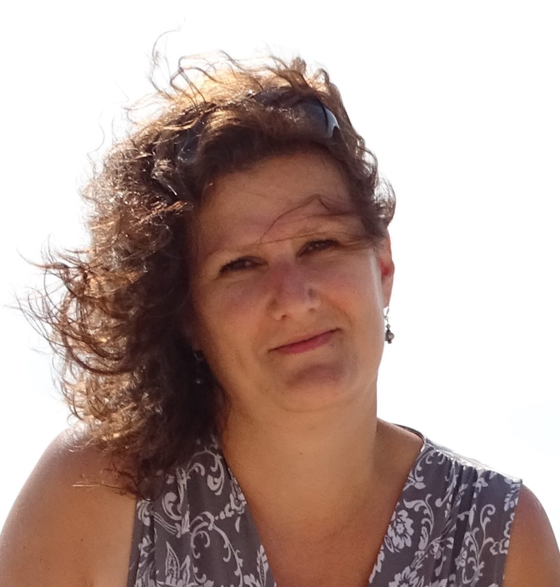 Femme avec les cheveux dans le vent