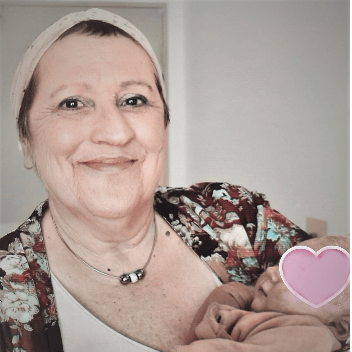 Femme d'un certain âge portant un bébé dans les bras