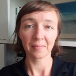 Jeune femme avec un carré court