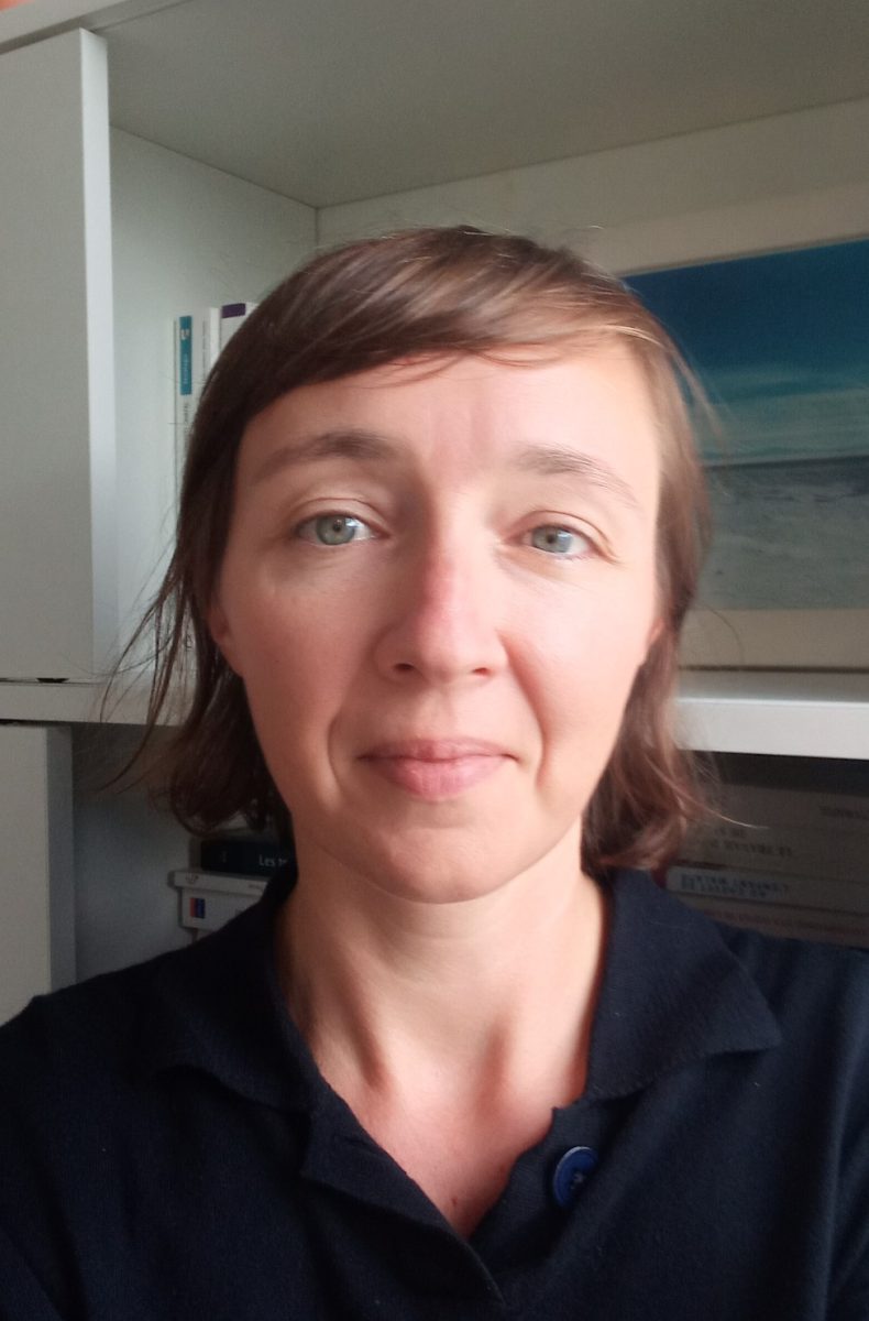 Jeune femme avec un carré court